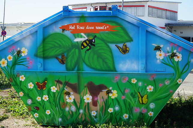 Sicherlich ist dieser fantasievoll bemalte Container immer einen Hingucker wert und stellt eine echte Alternative zur sonst so grauen ...
