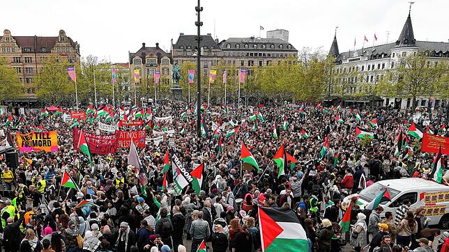 Menschen protestieren bei einer pro-palästinensischen Demonstration für den Ausschluss Israels von der Eurovision vor dem zweiten ...