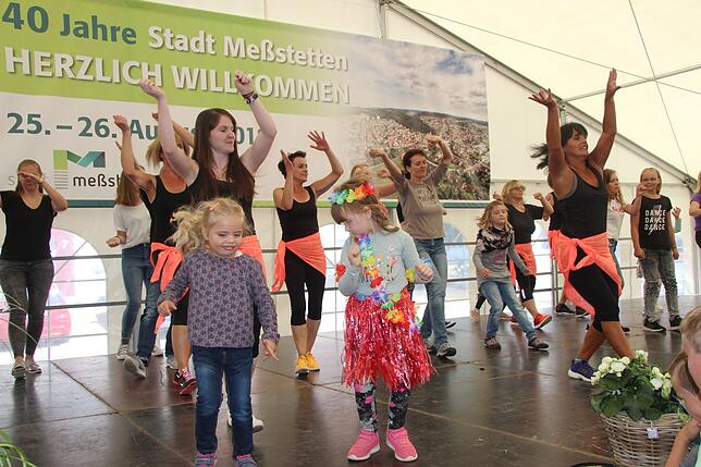 Der TSV Meßstetten ruft zum Mitmach-Zumba auf die Bühne.