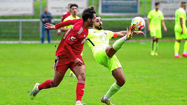 Türk.SV-Spielführer Veysel Kayantas (rechts) klärt hier vor dem Überlinger Joshua Keller.