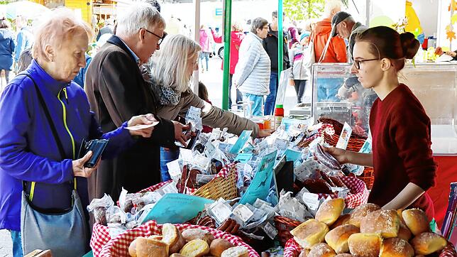 Zahlreiche Stände mit regionalen Leckereien und Kunsthandwerk, wie hier im vergangenen Jahr, laden zum Bummeln und Verweilen ein. ...
