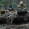 Verteidigungsminister Boris Pistorius (rechts) fährt im Turm eines Leopard 2A6 mit einem Soldaten des Panzerbataillon 203.