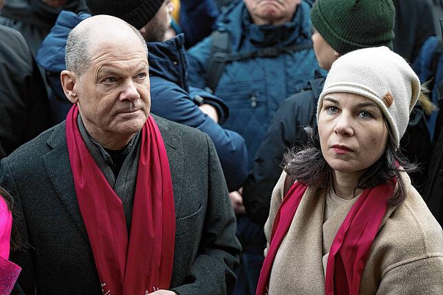 Bundeskanzler Olaf Scholz (SPD) und Annalena Baerbock (Bündnis 90/Die Grünen), Außenministerin, stehten während der Demonstrationen ...