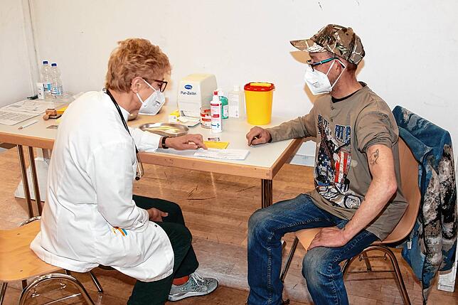 Ärztin Ilona Stromberger (von links) bespricht mit Siggi Wahl die anstehende Impfung und klärt ihn zu möglichen Nebenwirkungen auf.