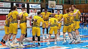 Die Spieler der HSG Konstanz feiern vor 490 Zuschauern ihren 38:30-Erfolg beim TuS Fürstenfeldbruck. Höher gewannen die Handballer vom ...