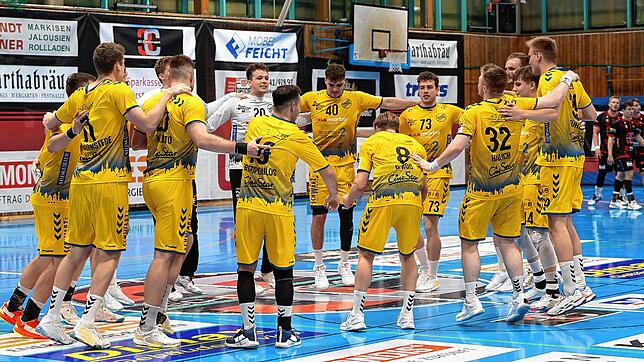 Die Spieler der HSG Konstanz feiern vor 490 Zuschauern ihren 38:30-Erfolg beim TuS Fürstenfeldbruck. Höher gewannen die Handballer vom ...