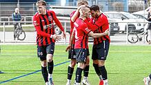 Königsfelder Torjubel mit 3-fach Torschütze Maurice Fossé, 2-fach Torschütze Sven Schwarzwälder und Gratulant Adrian Goedhuis. Der FC ...