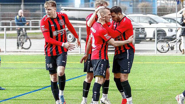 Königsfelder Torjubel mit 3-fach Torschütze Maurice Fossé, 2-fach Torschütze Sven Schwarzwälder und Gratulant Adrian Goedhuis. Der FC ...