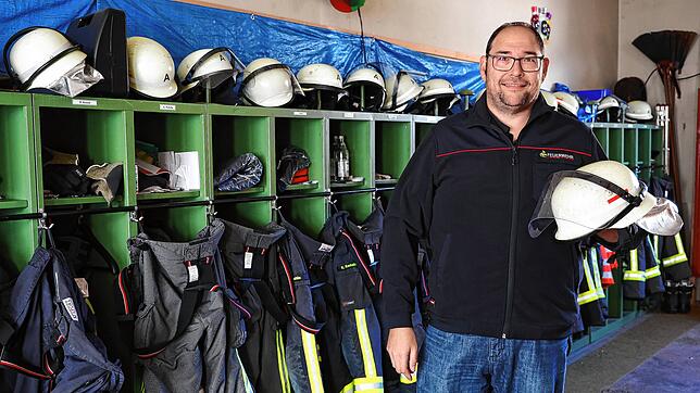 Er hofft auf zahlreiche Besucher beim Aktionstag und viele Interessierte, die gerne einen der Helme tragen möchten: Gruppenleiter Stefan ...
