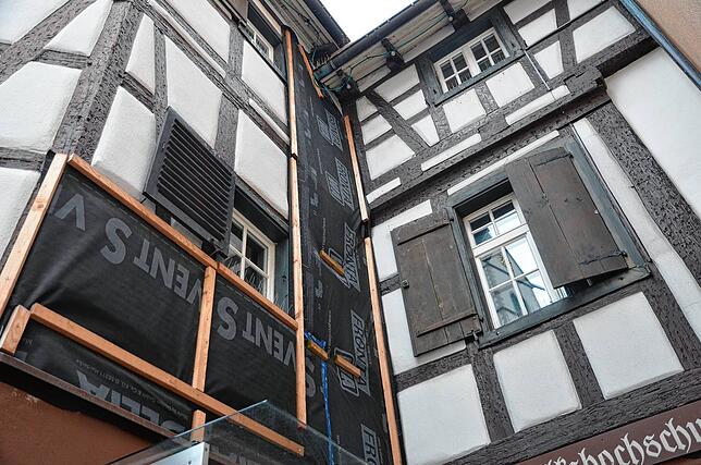 Schadensstellen an der Westfassade der Touristinformation. Die reparaturbedürftigen Bereiche sind inzwischen abgedeckt.