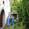 Wie wichtig der Stadtgraben und der Stadtbach im Mittelalter für das Gerberhandwerk in Stühlingen waren, erläutert Jutta Binner-Schwarz ...