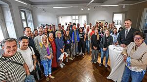 OB Simon Gröger (Zweiter von rechts) und Bürgermeisterin Monika Laule (rechts) zusammen mit einigen der insgesamt rund 50 Kunst- und ...