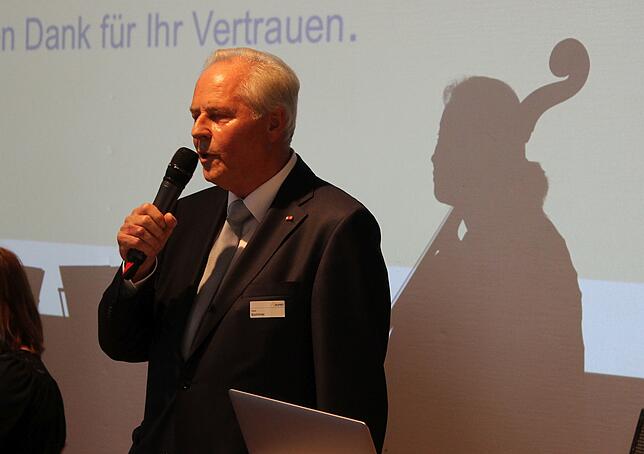 Unternehmensgründer Hans Bommer beim Festakt zum 50-jährigen Bestehen der Firma Puren in Überlingen im Kursaal. Bild: Stefan Hilser