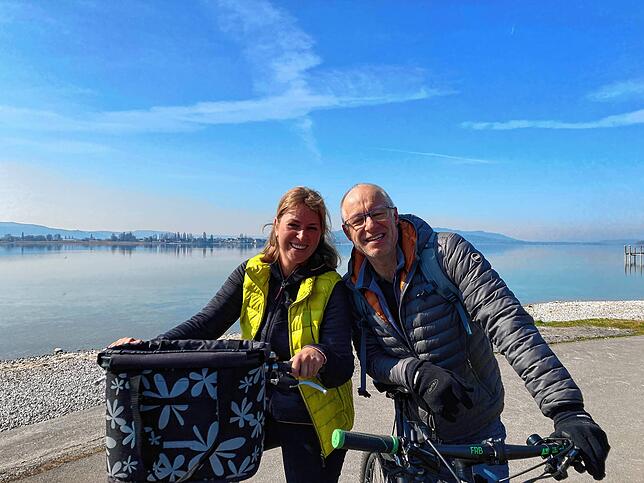 Schwungvoll kommt das Paar Greta Horvath und Georg Hahn mit dem Fahrrad vorbei. Frühlingsgefühle? &bdquo;Ja, die Sonne scheint&ldquo;, ...