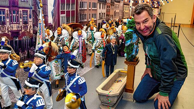 Zunftmeister Anselm Säger übt schon mal das Aufstellen der Brunnenfigur am Narrobrunnen in der Oberen Straße im Kleinformat.