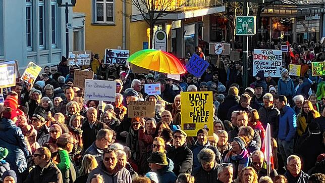 Bild : Die Baar steht auf gegen rechts