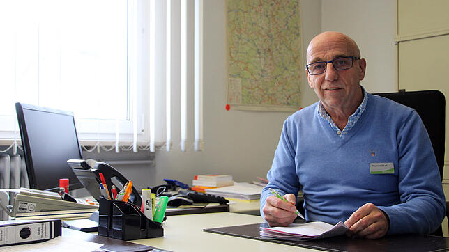 An seinem Schreibtisch im Rathaus: Thomas Graf, Ansprechpartner für alle, die bauen oder ein Grundstücksgeschäft mit der Stadt ...