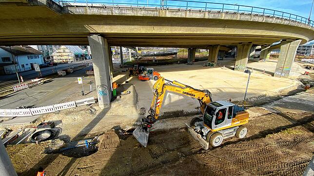 Hier nimmt der Fernbus-Bahnhof für Konstanz Gestalt an: Unter der Schänzlebrücke sind die Bauarbeiten in vollem Gange.