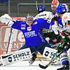 Die schwedische Lebensversicherung der Schwenninger Wild Wings: Torhüter Joacim Eriksson hält gemeinsam mit seinen Abwehrleuten die ...