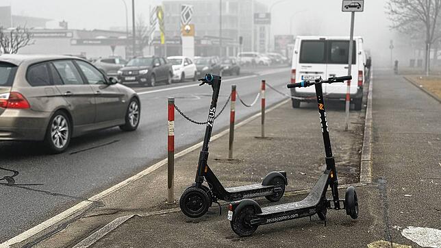 So soll es sein: E-Scooter ordentlich abgestellt auf dem Gehweg in der Max-Stromeyer-Straße. Das ist allerdings nicht immer der Fall.