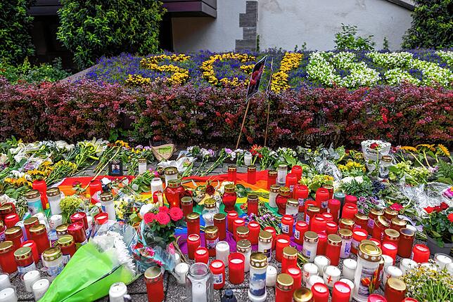 Nach der Messerattacke auf dem Solinger Stadtfest haben Menschen in der Nähe des Tatortes Blumen und Kerzen niedergelegt.