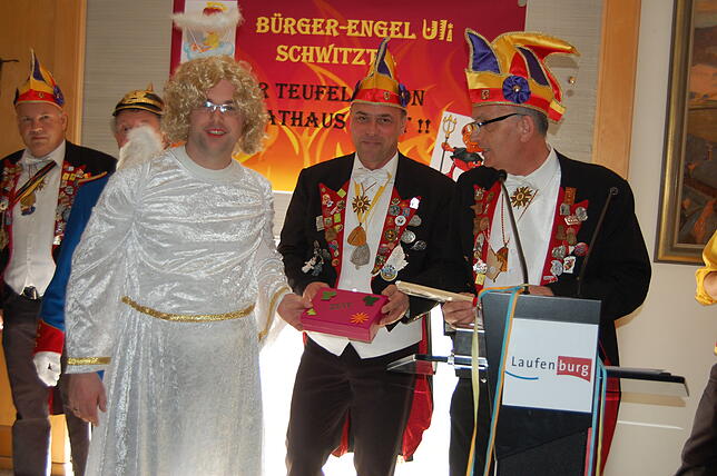 Ein Koffer voll Zeit erspielte der Bürger-Engel Ulrich Krieger. Doch wie Elfer-Präsi Ralf Malnati (rechts) und sein Vize Dierk Knoblauch ...