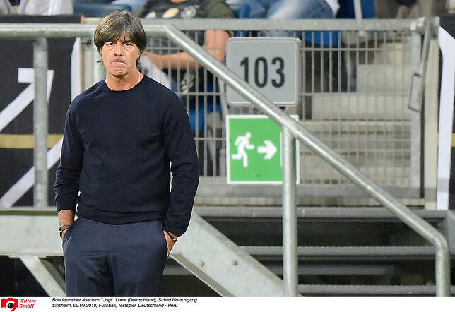 Angespannt: Bundestrainer Joachim ''Jogi'' Löw am Spielfeldrand