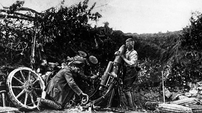 Ein schwerer deutscher Minenwerfer im Einsatz während des 1. Weltkriegs. Der französische Maler Fernand Léger erklärte: &bdquo;Etwas ...