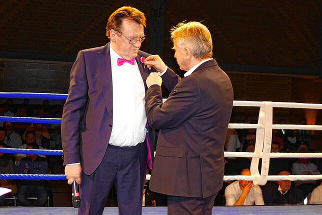 Der Präsident des Deutchen Boxsportverbands Erich Dreke (rechts) zeichnet Uwe Hamann für dessen 50-jähriges Engagement für den Boxsport ...