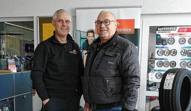 Jürgen Weißer (links) übergibt Manfred Hewer vier Reifen für den Pick-Up-Geländewagen eines ukrainischen Priesters. Dieser birgt mit ...