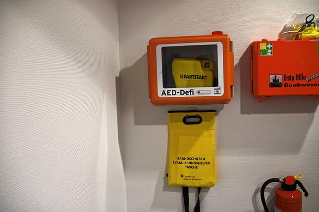 Die AED-Geräte, wie dieses in der Sparkasse, sind auch für Laien leicht zu bedienen.