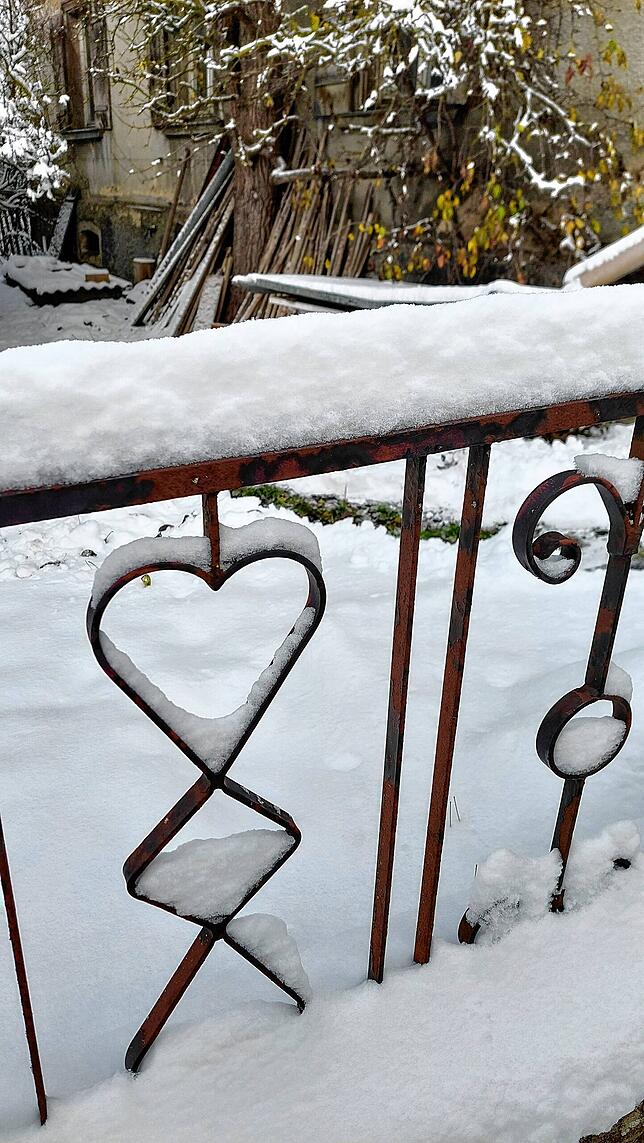 Mit Schnee verzierter Zaun in der Kolpingstraße.