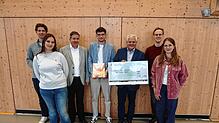 Bei der Scheckübergabe (von links): Lukas Schlegel, Valerie Martin, Markus Funck, Paul Vögtle, Thomas Müller, Jochen Stich und Katharina ...