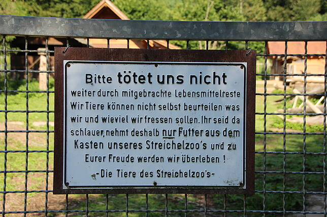 Carsten Otte hat die Schilder im Park angebracht, um die Tiere vor Krankheiten zu schützen.