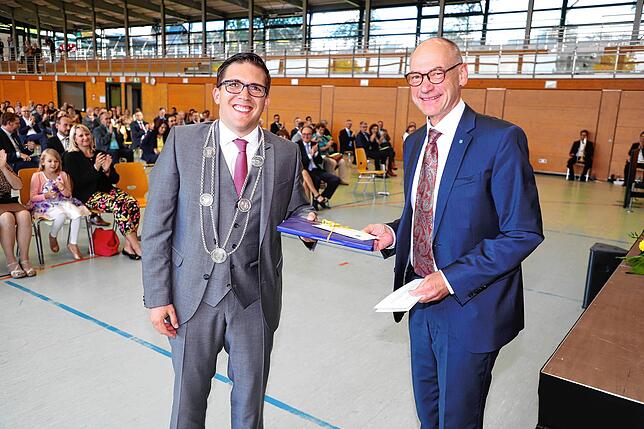 Glückwünsche an Dominik Männle (links) übermittelte auch Landrat Lothar Wölfle.