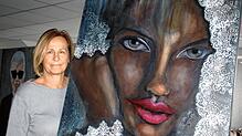 Hedi Fischer-Schlegel mit ihrem zuletzt gemalten Bild, dass sie „The mysterious“ (Die Geheimnisvolle) nennt. Im Hintergrund ist Karl ...