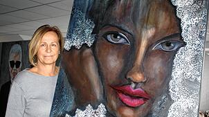 Hedi Fischer-Schlegel mit ihrem zuletzt gemalten Bild, dass sie „The mysterious“ (Die Geheimnisvolle) nennt. Im Hintergrund ist Karl ...