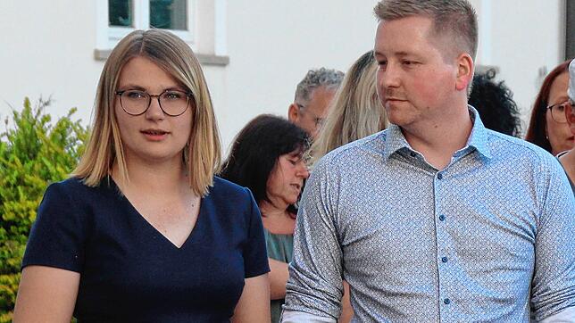 Lena Burth und ihr Partner bei der Bekanntgabe des Wahlergebnisses nach dem ersten Urnengang am 25. Juni.
