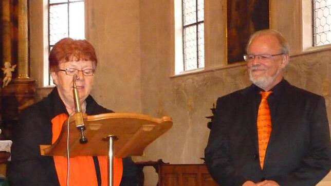 Die Vorsitzende des Kirchenchores Todtmoos, Brigitte Ernst, hält die Laudatio auf Michael Asal. Bild: Katrin Kahl