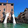 &bdquo;Support&ldquo; lautete der Titel dieses Werks von Lorenzo Quinn bei der Biennale in Venedig 2017: Das Gefühl des Ertrinkens ...