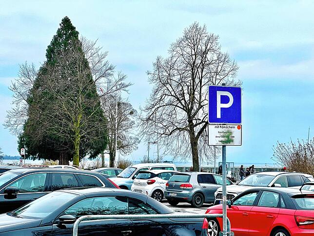 Der Hintere Hafen direkt am Seeufer wird von einem Parkplatz dominiert.