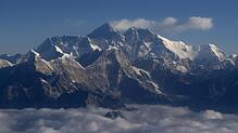 Nepal und China haben eine neue offizielle Größe des Mount Everests bekanntgeben: Er misst nun 8848.86 Meter. Foto: Aryan Dhimal/ZUMA Wire/dpa Der Mount Everest ist der höchste Berg der Welt. Aber nicht, wenn man ihn mit anderen Kriterien misst.