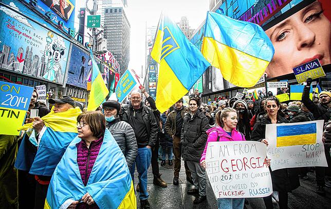 Menschen protestieren am 5. März auf dem New Yorker Times Square gegen den Krieg in der Ukraine.