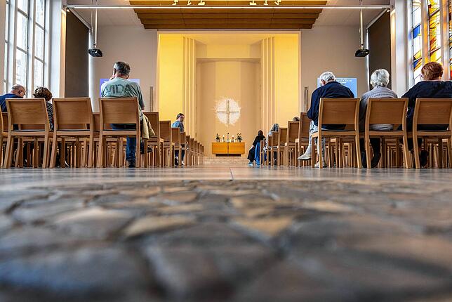 Besucher sitzen vor dem Gedenkgottesdienst in der evangelischen Stadtkirche.