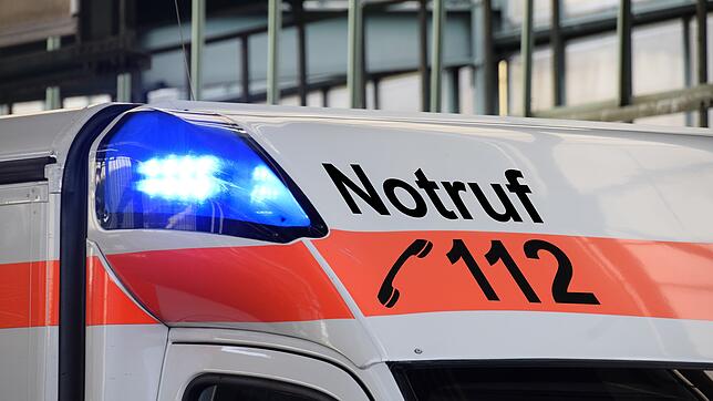 Bild : Autofahrer gerät auf die Gegenfahrbahn: Zwei Personen bei Unfall verletzt