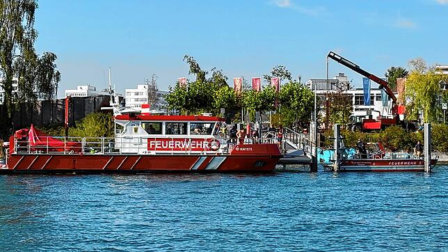 Am Nachmittag des Seenachfests, 9. August, kentert ein Boot auf dem Konstanzer Seerhein. Feuerwehr und DLRG eilen zum Einsatz. Nach der ...