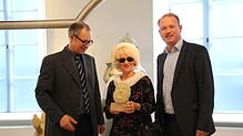 Michael Brunner (links), Leiter des Städtischen Kulturamtes, und Oberbürgermeister Jan Zeitler übergeben das Geschenk Peter Lenks an die ...
