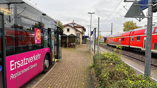 Die Busse des Schienenersatzverkehrs (hier ein Bild aus Erzingen) sollen bereitstehen, wenn ab 26. April 2026 die Hochrheinbahn stillsteht.