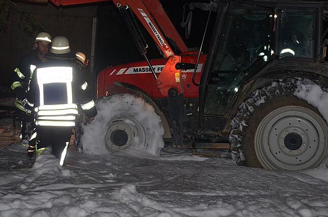 Mit einer dicken Decke aus Löschschaum ersticken die Brigachtaler Feuerwehrleute die Flammen.