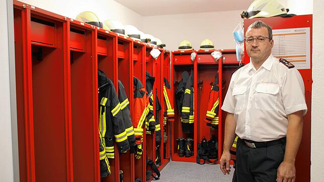 Der hauptamtliche Feuerwehrkommandant Uwe Hartmann zeigt den neuen Umkleideraum der Damen in der Abteilung Stockach.